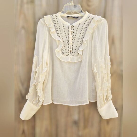 ZARA- Cream Ruffled Blouse. - Picture 4 of 10